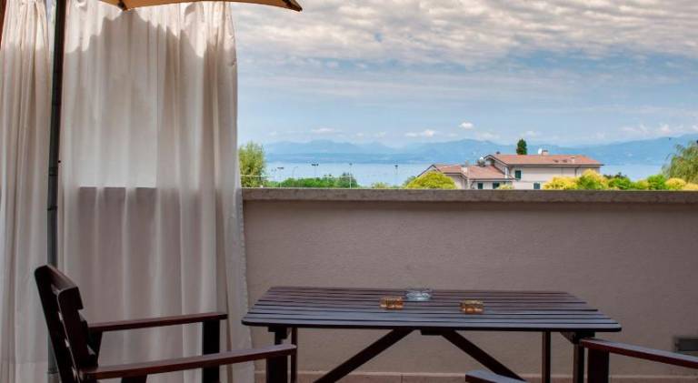 Serviced apartment with pool, patio & garden | Pet-friendly — photo 3