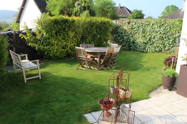 Vacation home with BBQ, patio & garden | Garden view — photo 3