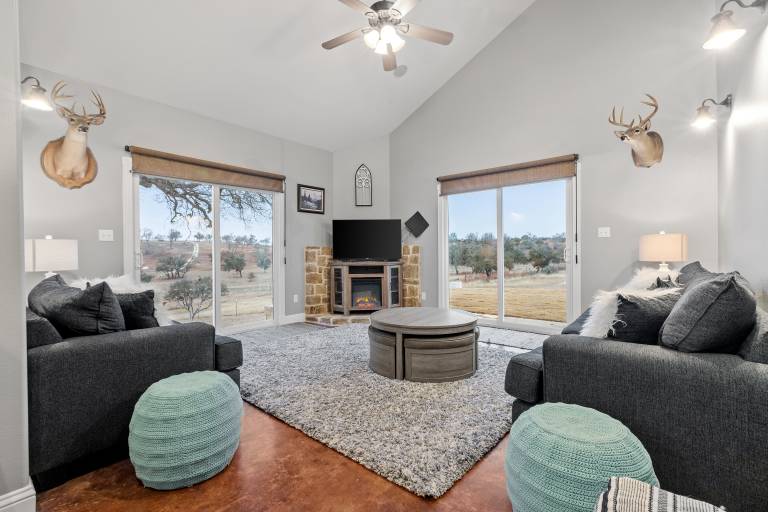 Child-friendly charming vacation home with fast internet, barbeque & yard | City view | Pet-friendly — photo 3