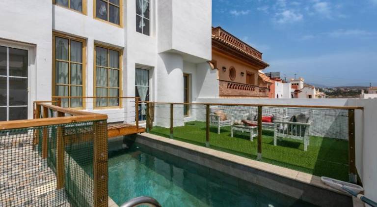 Vacation home with pool in Estepona