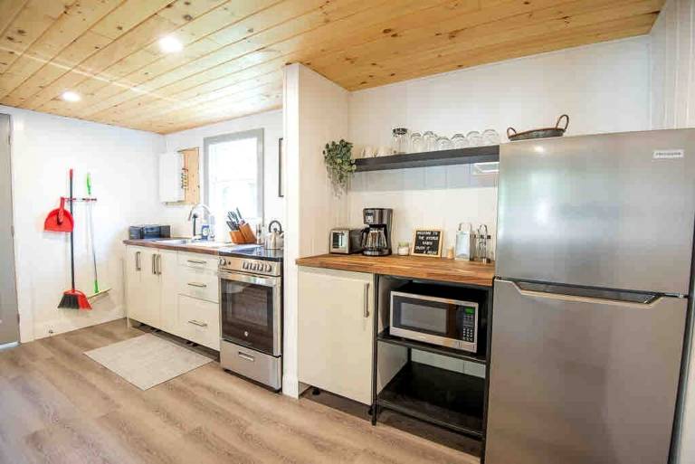 Stunning Cottage with Fireplace in Lawartha Lakes, Ontario — photo 3