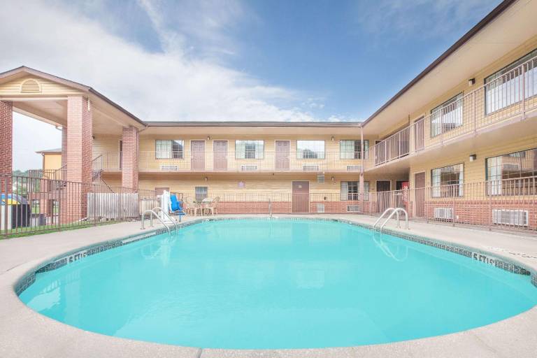 Days Inn by Wyndham Fayetteville — photo 2