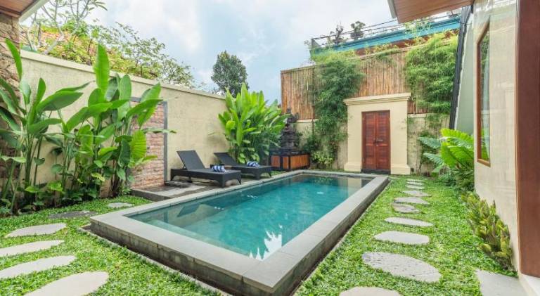 Villa with pool — photo 5