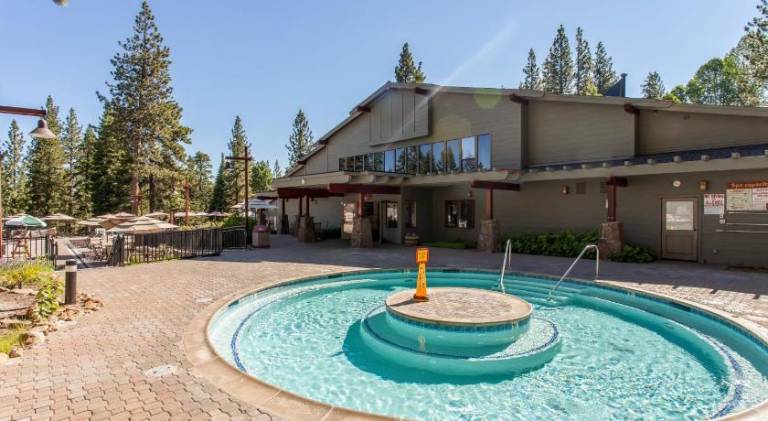 Rental apartment with pool & jacuzzi in Truckee, CA