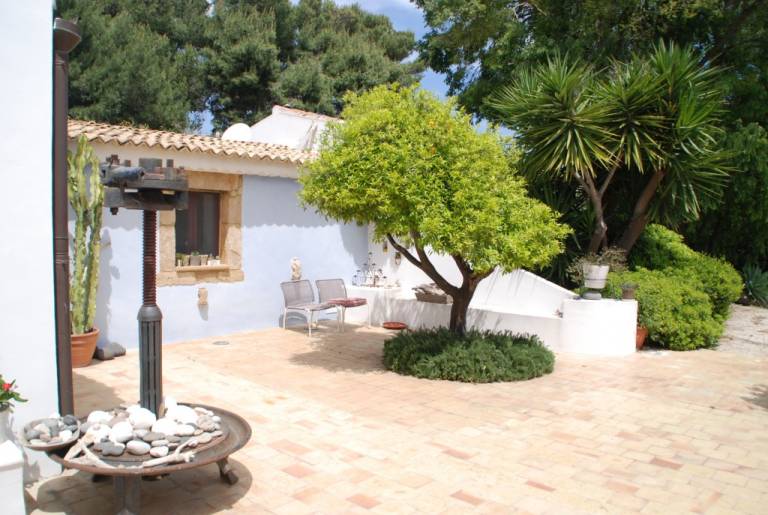 Child-friendly beautiful villa with garden, barbeque & private pool | Pool view | Dogs allowed — photo 4