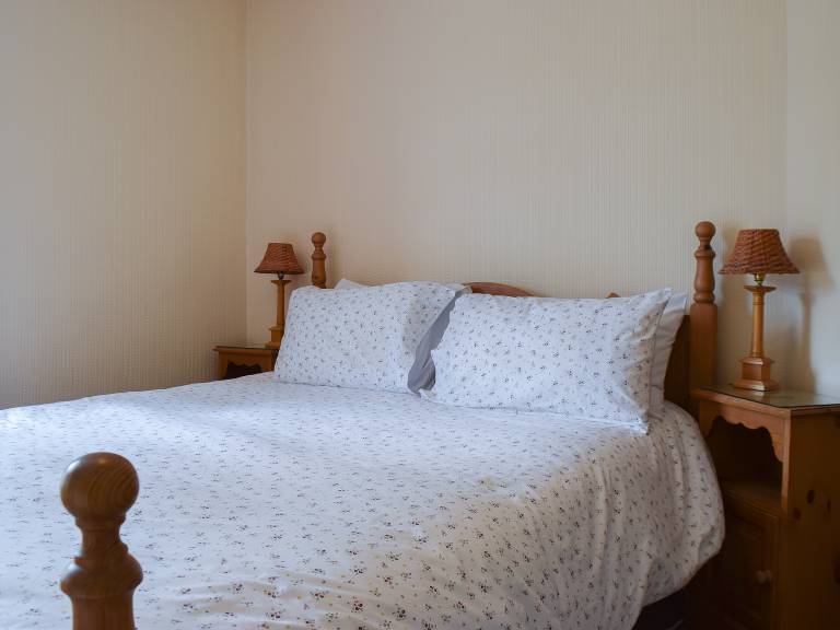 Cottage with garden — photo 4