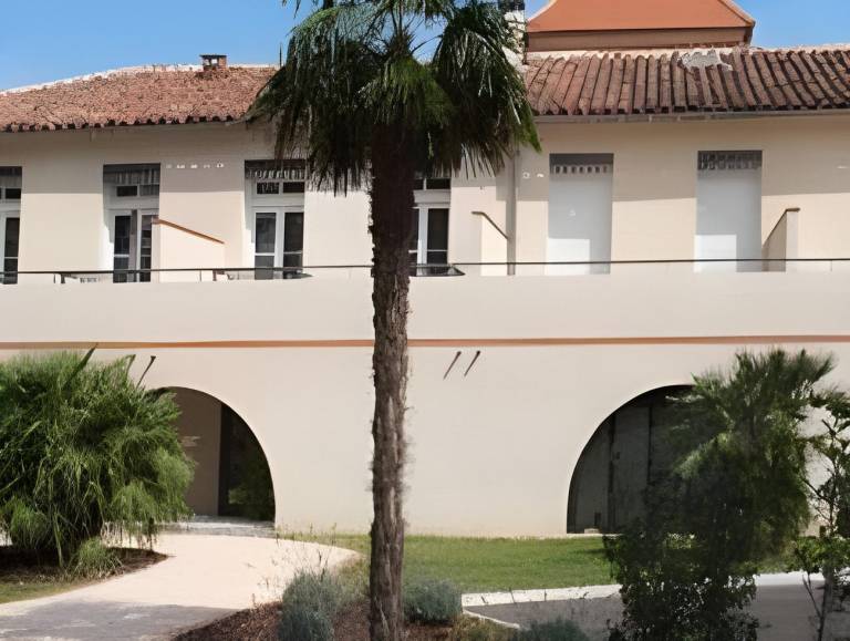 Beautiful serviced apartment with terrace, pool & garden | Pet-friendly in Toulouse