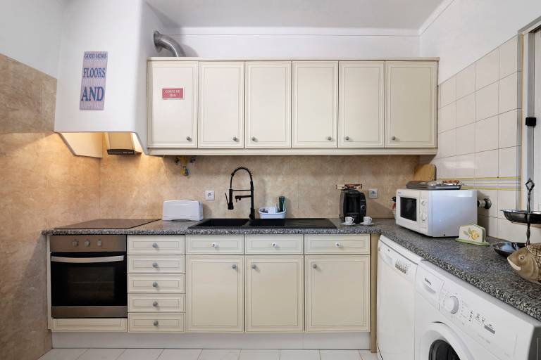 Central Albufeira Vacation Flat with Shared Pool — photo 4