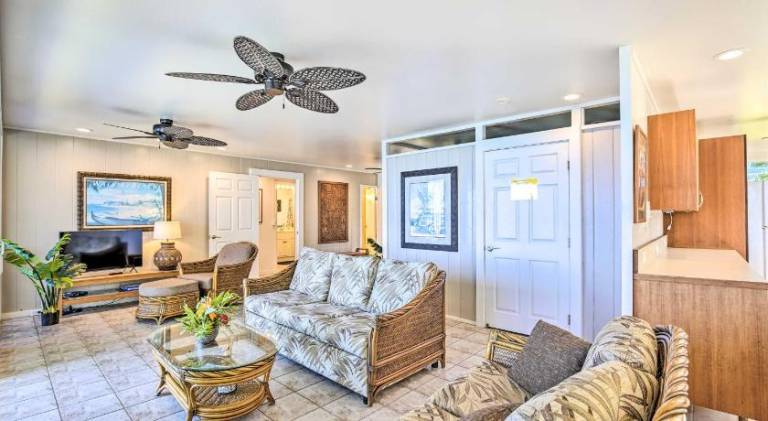 Bright and Airy Beach House with Oceanfront Views — photo 2