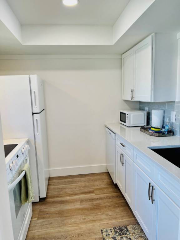 Family-oriented charming condo with jacuzzi, terrace & BBQ | Water view | Pets are welcome — photo 4
