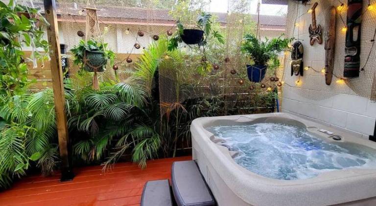 Vacation home with jacuzzi — photo 3