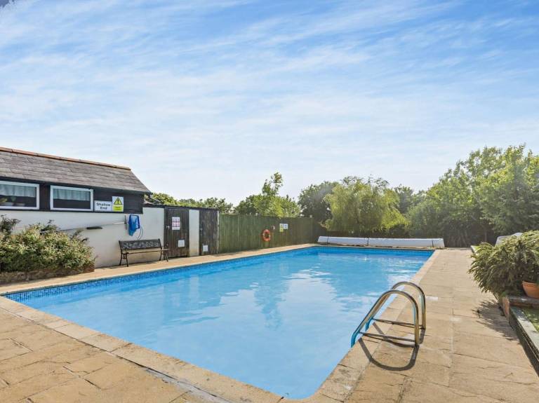 Cottage with pool & yard | Pets are welcome in Bideford