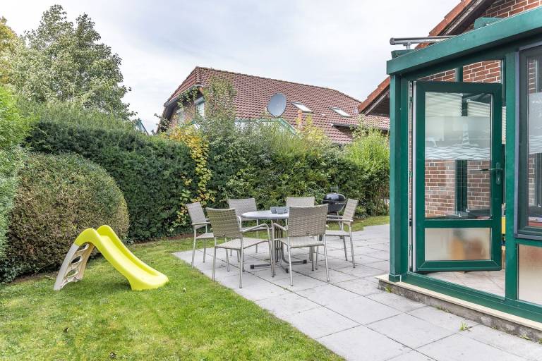 Modernes, liebevoll eingerichtetes Ferienhaus in ruhiger Sackgassenlage – mit beheiztem Wintergarten, offenem Wohnkonzept, großer Terrasse und Garten. Platz für bis zu 7 Personen plus Kleinkind, zwei PKW-Stellplätze inklusive. — photo 4
