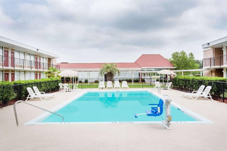 Days Inn by Wyndham Goldsboro — photo 3