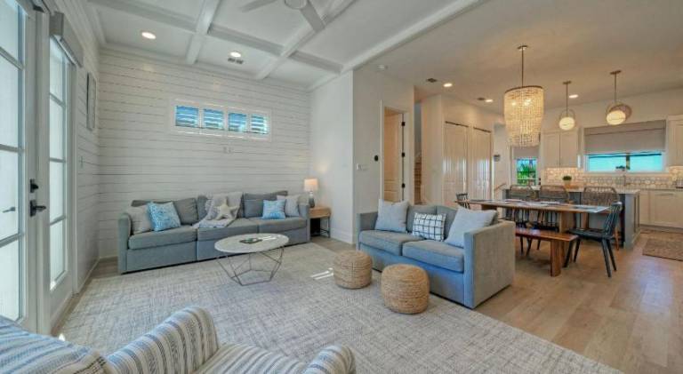 Vacation home with pool — photo 2