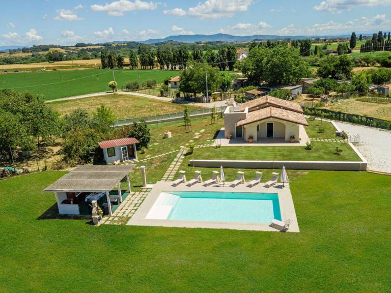Villa with private pool, yard & barbecue — photo 3