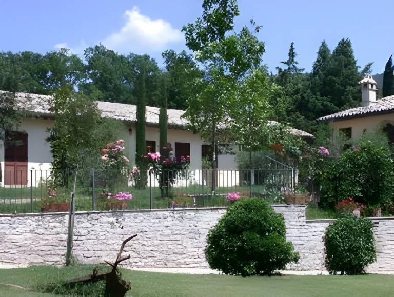 Farm with yard & pool in Assisi