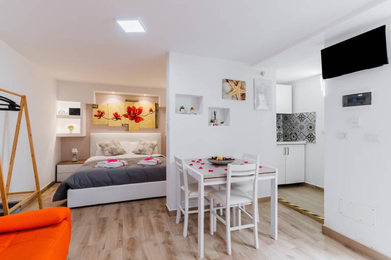 Luxury 12 - Apartment 'Anastasia' with Shared Terrace, Wi-Fi and Air Conditioning — photo 2