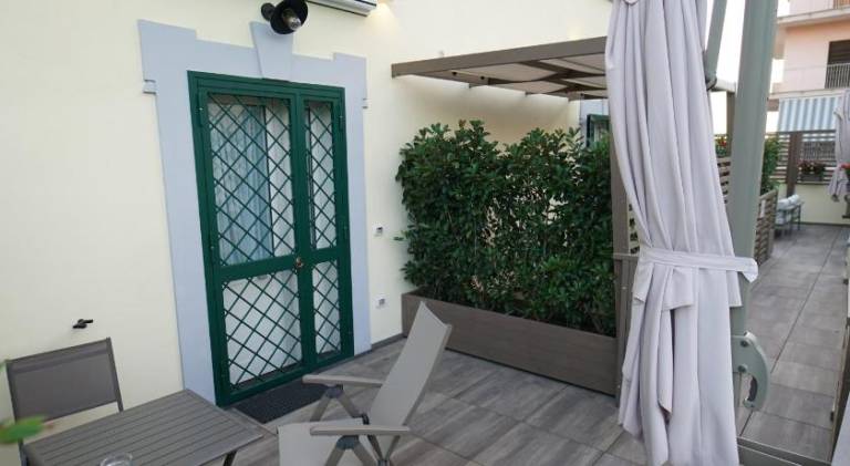 Apartment with patio & garden — photo 4