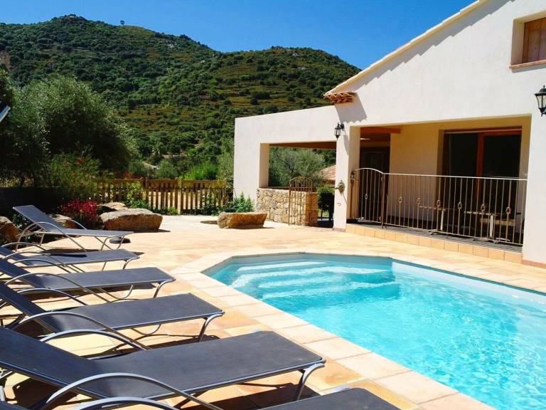 Villa with yard, barbeque & pool in L'Île-Rousse