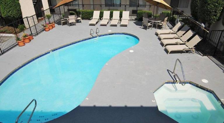 MorningGlory Inn & Suites — photo 2
