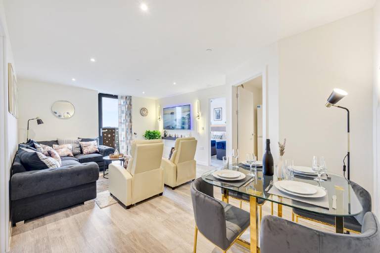 The Salmon Suite - 6 Westminster Park — photo 3