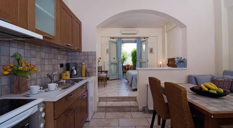 Charming serviced apartment with garden, patio & pool | Dogs allowed — photo 3