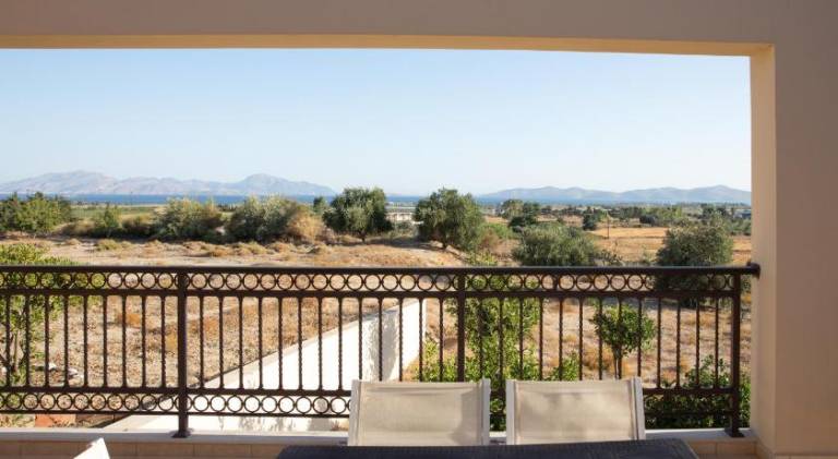Villa with terrace & yard — photo 4