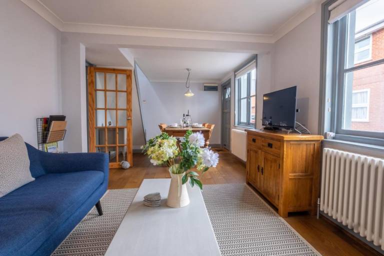 Vacation home with barbeque, patio & garden | Perfect for remote work in Lymington