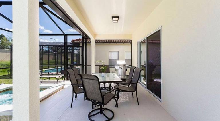 Vacation home with pool — photo 4