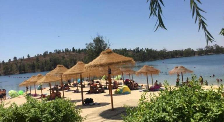 Vacation home with barbecue, terrace & yard | Beach nearby | Pet-friendly in Beja