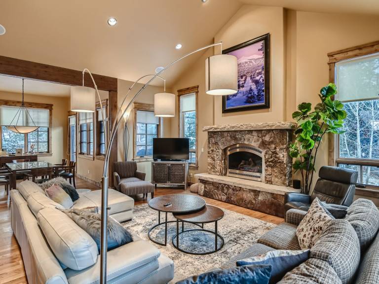 Aspen Grove Chalet: Private Hot Tub, Fire Pit, Pet-Friendly, Near Downtown — photo 3