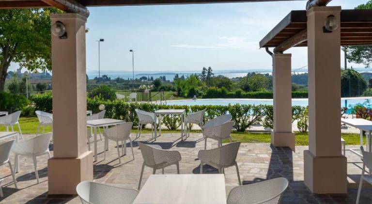 Serviced apartment with pool, yard & patio — photo 5