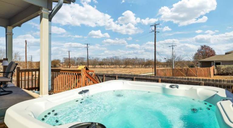 Nr Sea World Hot Tub Game Room Yard Swing Set BBQ in San Antonio, TX