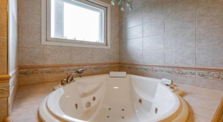 Villa with jacuzzi — photo 5