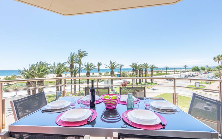 Rental apartment with yard, terrace & pool in Roses