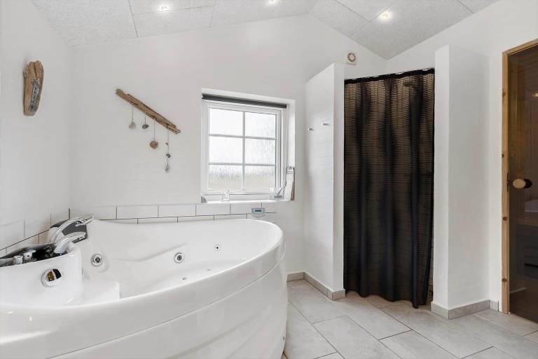 Fully equipped spacious vacation home with hot tub, BBQ & sauna | Pets are welcome — photo 3