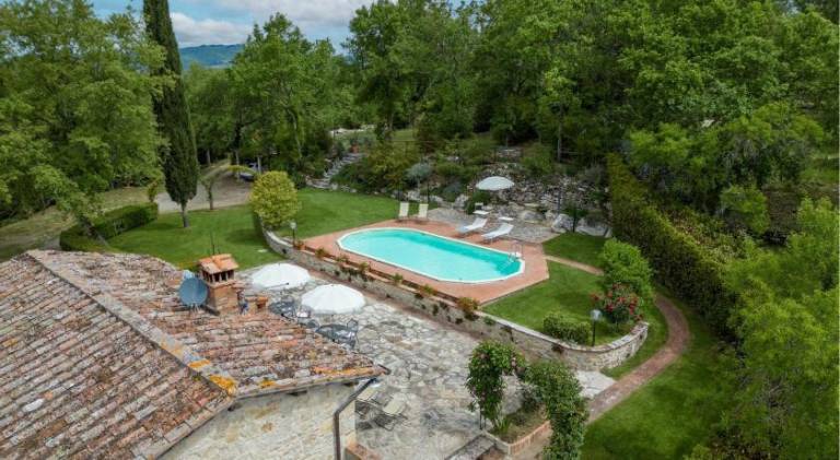 Villa with pool — photo 4