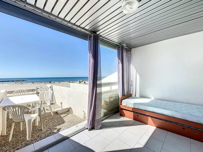 Beachfront Studio for 4 with Terrace, WiFi, and Direct Beach Access — photo 5
