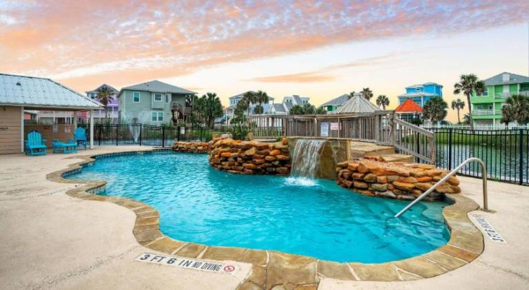 House with pool & jacuzzi in Corpus Christi, TX