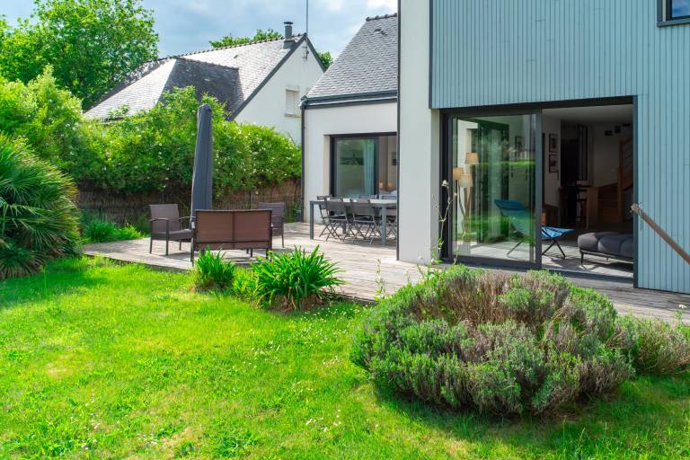 House with barbecue, garden & patio — photo 2