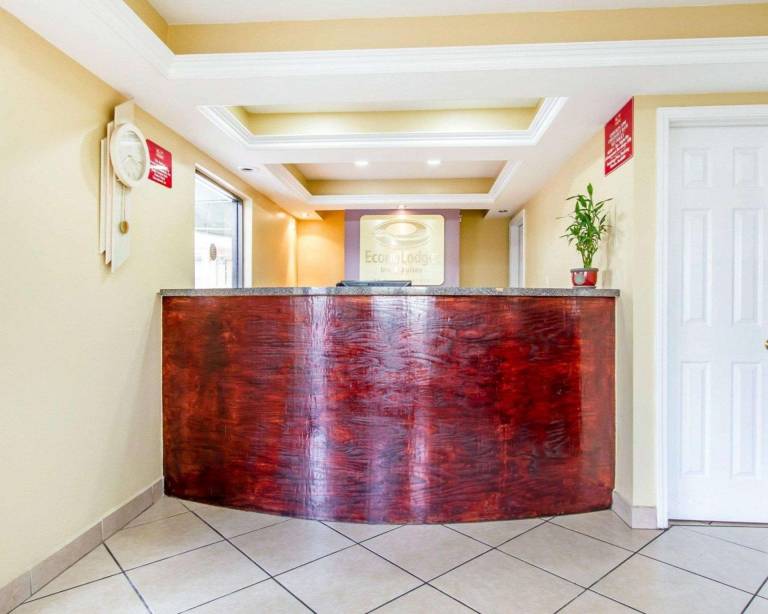 Econo Lodge Inn & Suites Evergreen — photo 5