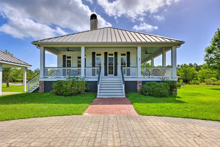 Bright Waveland Home - Walk to Beach Access! in Bay St Louis, MS