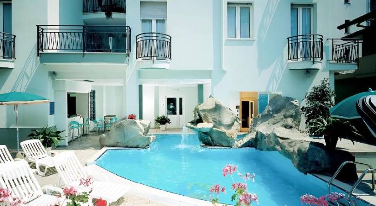 Beautiful serviced apartment with hot tub, patio & pool | Next to the beach | Pets are welcome — photo 3