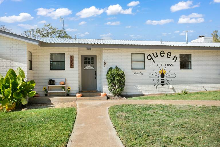 Family-oriented pleasant vacation home with barbecue & hot tub | Mountain view | Pets allowed in Fredericksburg, TX
