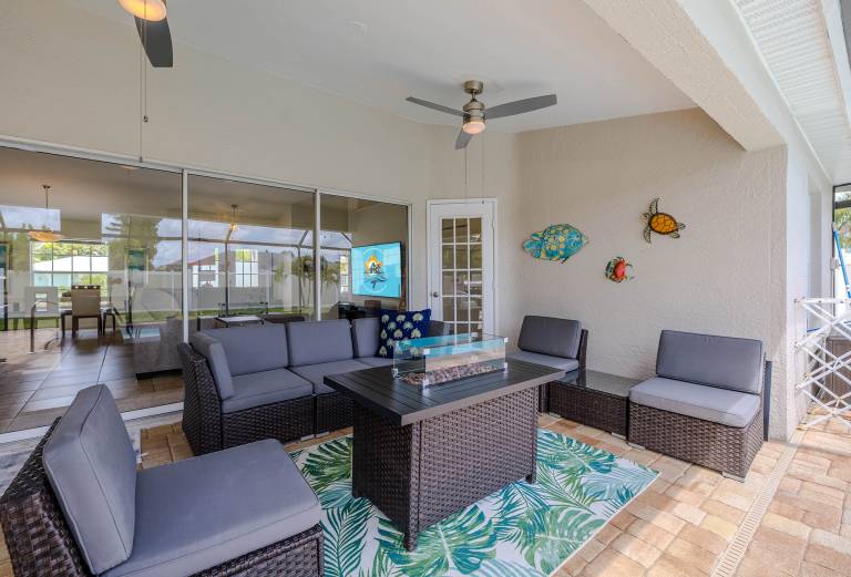 Bring your dogs and enjoy the charm of this home! 3 be- 2ba in SE Cape Coral — photo 5
