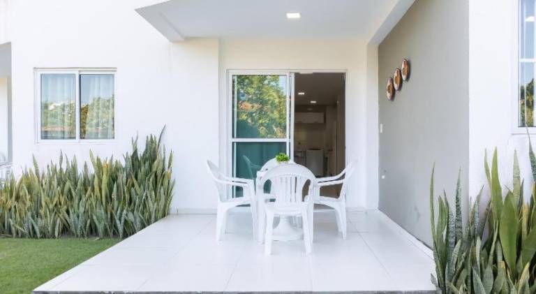 Rental apartment with pool, yard & BBQ — photo 4