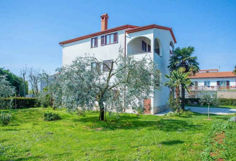 Lovely holiday apartment with garden & terrace | Dogs allowed in Porec