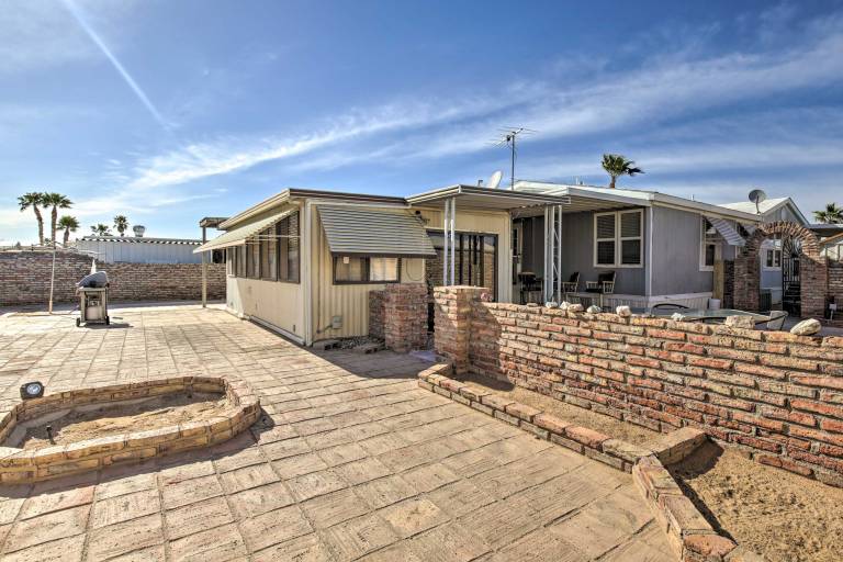 Cozy Yuma Retreat w Furnished Patio & Grill