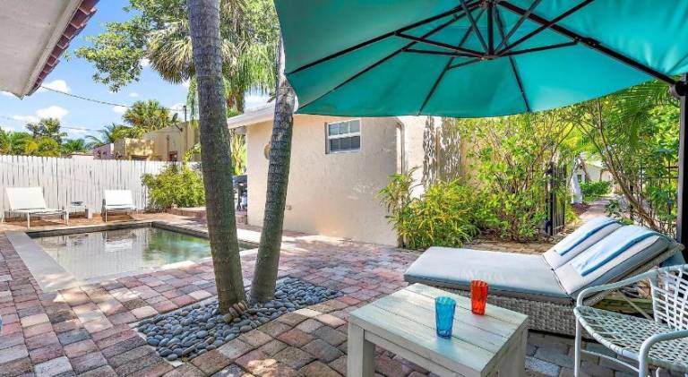 House with pool — photo 4